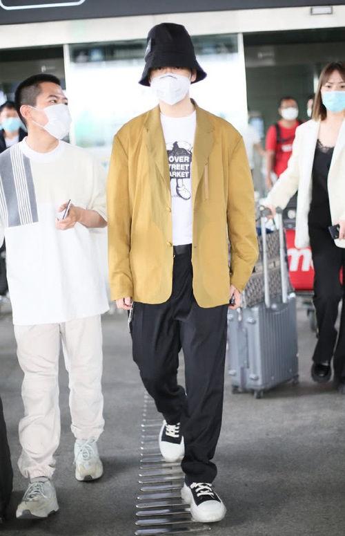 明星穿西裤配夹克,明星西裤夹克搭配演绎街头风采
