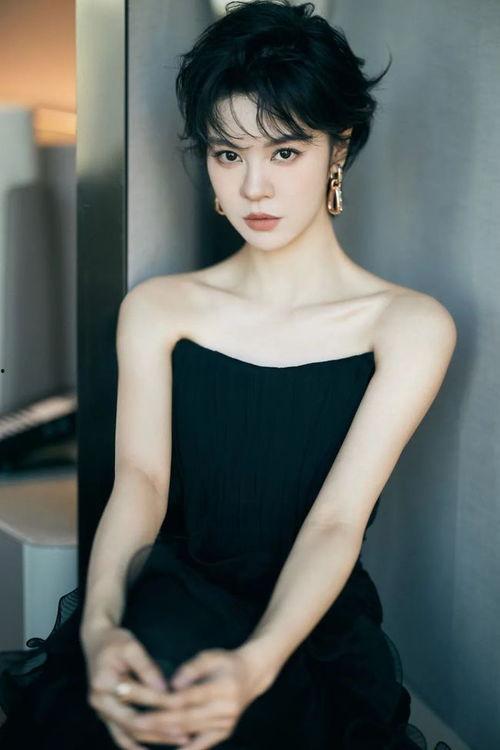 郁的女明星,揭秘娱乐圈中的魅力女神